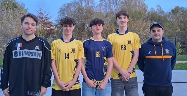 photo  lou, dorian, arthur et alan sont les quatre jeunes joueurs du club des bandits de bouchemaine sélectionnés en équipe de france. ils sont accompagnés de leur président, sébastien petiot.  &copy;  co 