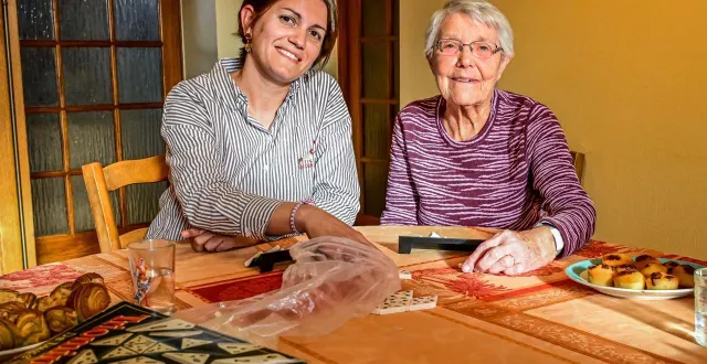photo  juliette vient tenir compagnie à huguette tous les jours de la semaine pendant une heure ou deux heures.  &copy;  photo le maine libre – yvon loué 