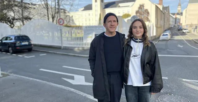 photo  angers, jeudi 13 novembre 2025. marcial di fonzo bo, metteur en scène et directeur du quai, et inès quaireau, comédienne, devant l’institution du bon pasteur.  &copy;  co 