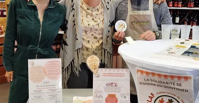 photo  les membres du comité de pilotage font connaître la future caisse dans les épiceries bio, comme ici à la halte paysanne à saint-georges-des-groseillers (orne).  &copy;  claf 