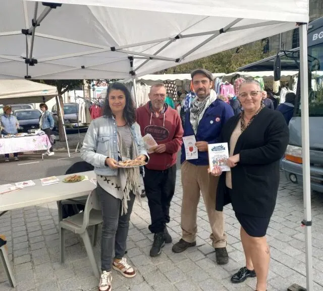 photo lors d'une campagne de promotion de la caisse alimentaire sur un marché du pays de flers-de-l'orne.  ©  marylène carre.