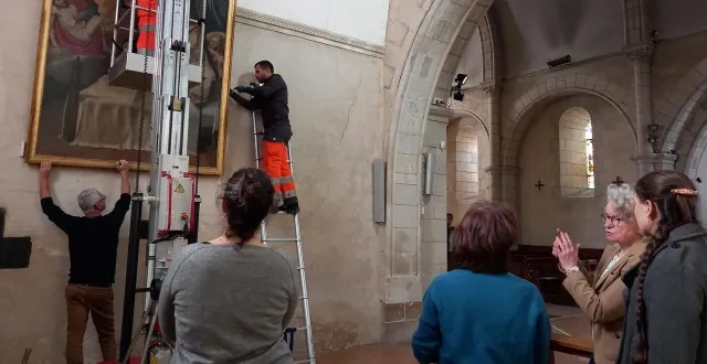photo  vendredi 14 novembre 2025, les agents de la commune de saint-barthélemy-d’anjou (maine-et-loire) ont procédé à la réinstallation, à sa place initiale, du tableau parfaitement restauré.  &copy;  ouest-france 