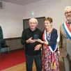 photo andré grinier a reçu, des mains d’annie jumert, la médaille de reconnaissance de la commune.