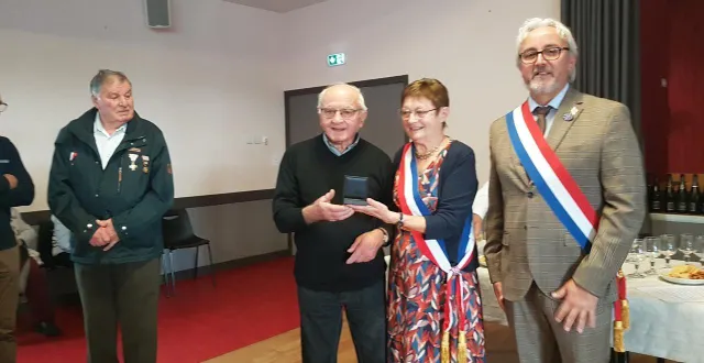 photo  andré grinier a reçu, des mains d’annie jumert, la médaille de reconnaissance de la commune.   &copy;  le maine libre 