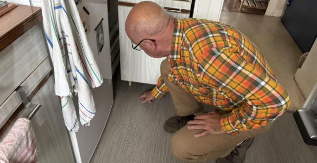 photo  yannick tual a trouvé des traces d’urine de rat dans sa cuisine.  &copy;  ouest-france 