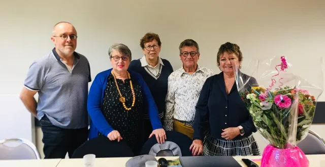 photo  l’association familles de la sarthe neuville, présidée par jean-michel châble (à droite), a fêté l’anniversaire d’une nouvelle voisinée lors de l’après-midi rencontre, à la salle polyvalente.  &copy;  le maine libre 