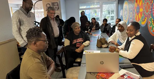 photo  des femmes se rassemblent au tiers lieu de perseigne afin de discuter librement et de monter des projets pour lutter contre les violences dont elles sont victimes. ici, exceptionnellement, avec un vidéaste, le médiateur et le président de la régie des quartiers.  &copy;  ouest-france 