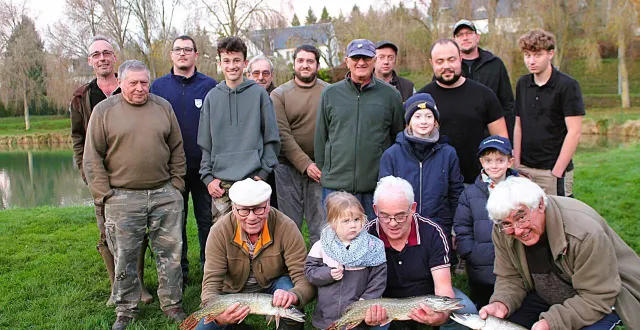 photo  une belle équipe de la gaule saosnoise, épaulée par des bénévoles motivés de toutes générations, unis par la même passion pour la pêche.  &copy;  photo le maine libre 