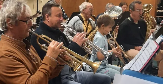 photo  on aperçoit nathan, 9 ans, le plus jeune membre de l’harmonie composée de trente musiciens.  &copy;  le maine libre 