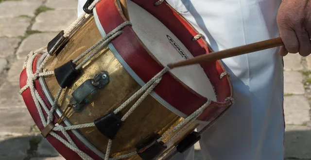 photo  le voisin irascible s’est rendu à la messe… avec un tambour.  &copy;  photo d’illustration : pixabay 