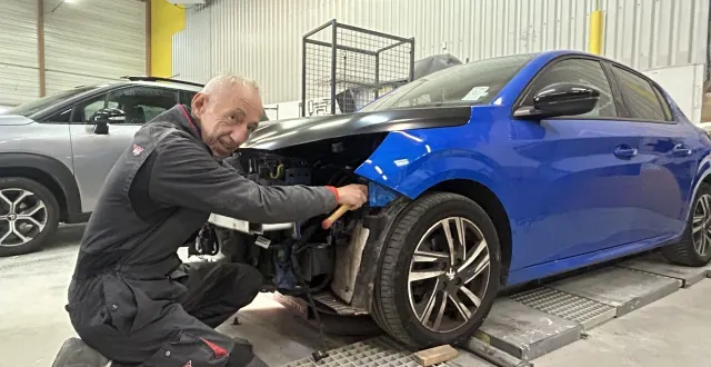 photo  thouars, mercredi 19 novembre 2025. minutieux, joël gourdin apporte son expertise à l’équipe de la carrosserie lemer. et, du haut de ses 70 ans, une expérience rare.  &copy;  co-fabien gouault 