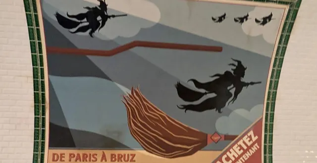 photo  cette affiche faisant la promotion d’un trajet paris – bruz en 10 secondes sur un balai se trouve dans un couloir du métro-floo du parc d’attractions universal epic universe à orlando (usa) dans un espace dédié au monde d’harry potter.  &copy;  photo fournie par la famille ballanger 
