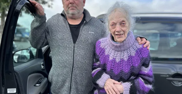 photo  annie chaudet, 86 ans, et son fils thibaud, 54 ans, ne sont légalement plus propriétaires du château de vau depuis sa mise aux enchères après une longue procédure de liquidation judiciaire. ils souhaitent récupérer leurs effets personnels.  &copy;  co - emmanuel poupard 
