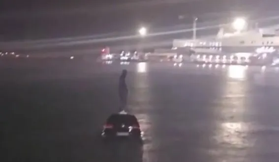 photo  le conducteur est monté sur le toit du véhicule pour se mettre en sécurité et attendre l’intervention des secours.  &copy;  capture d’écran x/@repubblica 