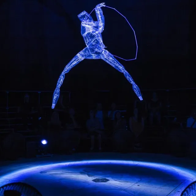 photo nocturne, nouvelle création de la performeuse phia ménard.  ©  sigrid spinnox