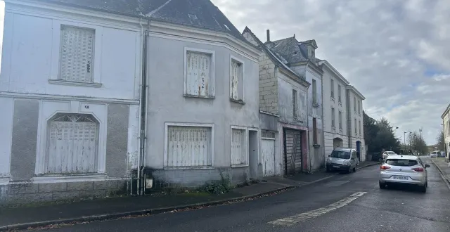 photo  beaufort-en-anjou, le 19 novembre 2025. un investisseur privé a proposé l’acquisition du garage abélard et des deux bâtiments contigus au prix de 127 000 €. un projet dont le coût total de rénovation est estimé à 380 000 €, en incluant à la charge de l’acquéreur l’évacuation des déchets et le nettoyage du site.  &copy;  co – christophe ricci 