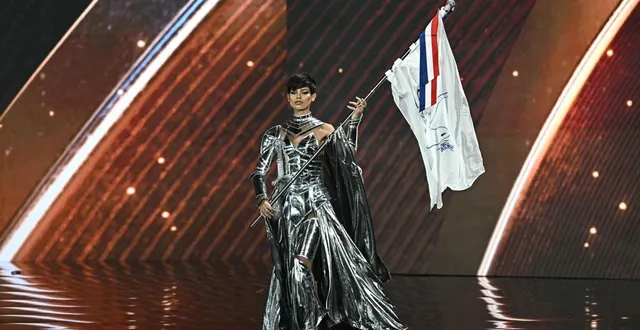 photo  la miss france eve gilles monte sur scène lors de la présentation des costumes nationaux de miss univers 2025 dans la province de nonthaburi, au nord de bangkok, le 19 novembre 2025.  &copy;  lillian suwanrumpha / afp 