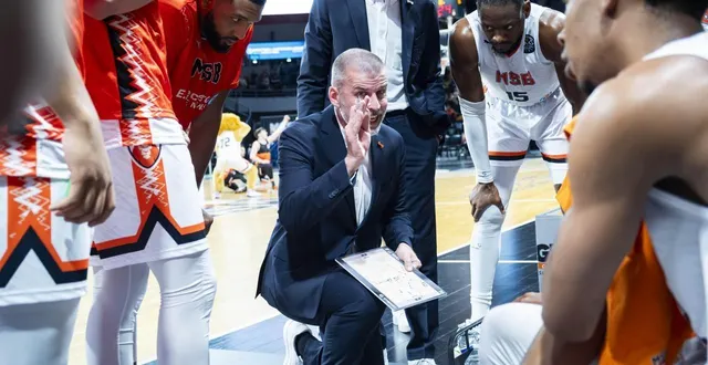 photo  les temps-morts pris par guillaume vizade dans le dernier quart-temps n’ont pas suffi au msb pour redresser la barre.  &copy;  dominique breugnot 