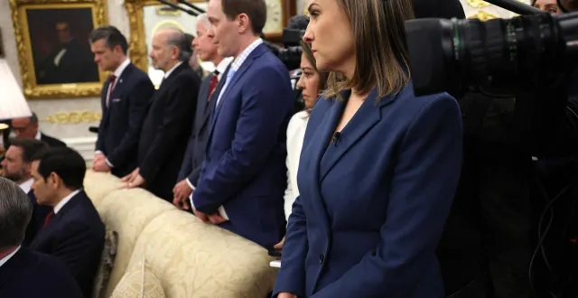 photo  mary bruce (à droite), correspondante d’abc news à la maison blanche, observe une réunion entre le président américain donald trump et le prince héritier d’arabie saoudite mohammed ben salmane, dans le bureau ovale de la maison blanche, le 18 novembre 2025, à washington dc.  &copy;  win mcnamee/getty images/afp 