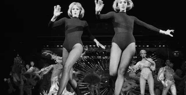 photo  les showgirls allemandes alice (r) et ellen kessler répètent le 15 mars 1977 avec les bluebell girls (à l’arrière) la revue « allez lido ! » au lido à paris.  &copy;  afp 