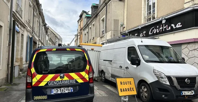 photo  mardi soir et mercredi matin, la gendarmerie ainsi que des techniciens en identification criminelle ont accompagné l’entreprise chargée du déblaiement de l’immeuble. plusieurs ossements humains ont été découverts dans les décombres.  &copy;  le maine libre 