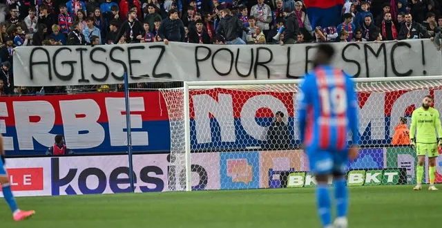 photo  depuis quelques saisons, les banderoles de mécontentement fleurissent dans les tribunes du stade d’ornano à caen (calvados). si de nombreux supporters ont décidé de déserter l’enceinte, d’autres restent fidèles au club contre vents et marées. mais jusqu’à quel point ?  &copy;  martin roche, ouest-france 