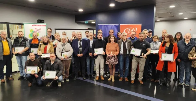 photo  c’est lundi soir que les labels eco-défis ont été remis aux entreprises et commerces, au pôle sportif intercommunal.  &copy;  ouest-france 