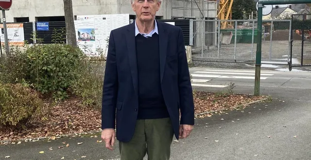 photo  thierry de villoutrey, maire de seiches-sur-le-loir devant l’un des chantiers en cours la construction de logements pour seniors.  &copy;  ouest-france 