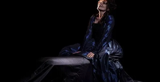 photo  fanny ardant, seule en scène pour porter le texte de laurence plazenet, « la blessure et la soif ».  &copy;  émilie broucho 