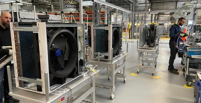 photo  la production de l’usine a légèrement progressé en 2025, par rapport à 2024. ici, sur la chaîne de montage des pompes à chaleur, dans l’usine saunier duval de nantes.  &copy;  ouest-france 