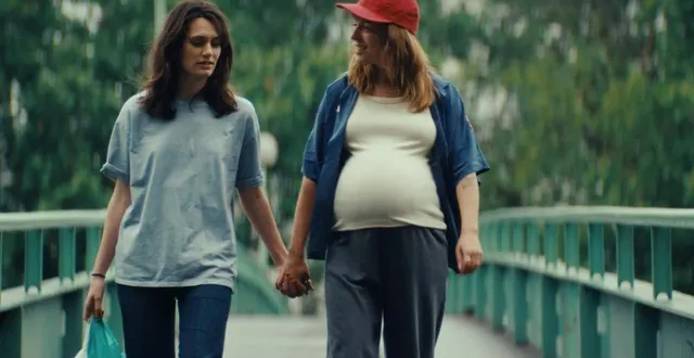 photo  céline (ella rumpf) et nadia (monia chokri) vont être mamans. mais pour la première, qui ne porte pas l’enfant, la question de la place aux yeux de son entourage et de la loi se pose.  &copy;  copyright tandem films 