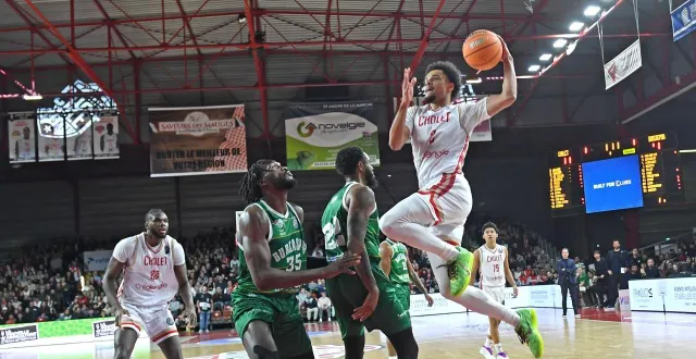 photo  daylen kountz et les choletais ont très vite pris leur envol pour surclasser les turcs de bursa.  &copy;  photo co - etienne lizambard 