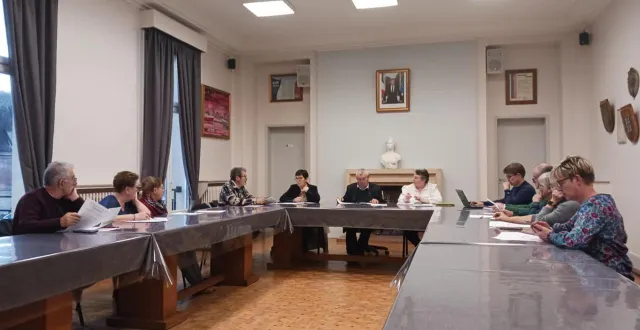 photo  les administrateurs du ccas se sont retrouvés à la salle du conseil, en mairie.  &copy;  ouest-france 