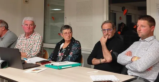 photo  le bureau du club de moto-cross, vendredi 14 novembre, lors de son assemblée générale.  &copy;  ouest-france 