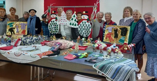 photo  les ateliers créatif, couture et informatique de l’association échanges et solidarité ont fabriqué toute l’année 300 objets qui seront vendus à prix modique (de 1 € à 15 €) au marché de noël, samedi, de 10 h à 17 h à la maison de quartier au 2, rue du puy-heaume, à saint-barthélemy-d’anjou. des compositions florales seront également proposées à la vente.  &copy;  ouest-france 