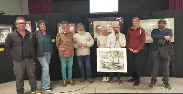 photo  l’équipe du grand baz’art lors de la clôture de rout’arts. au centre, le président didier brossier, présentant le prix du public. à droite, les deux invités d’honneur, marilyne et christophe allier.  &copy;  ouest-france 