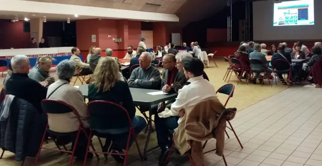 photo  les nouveaux habitants et les élus se sont répartis par quartier autour des tables pour mieux faire connaissance.  &copy;  ouest-france 