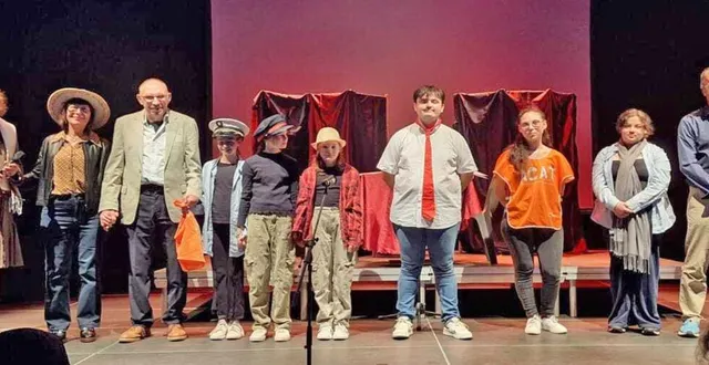 photo  claire pupetto : responsable du groupe acat de beaune (côte-d’or) ; marie cordray, répétitrice ; frédéric, leona, maelyne, chléa, baptiste, coleenn et alice, les comédiens de la troupe ; et éric ménager, le responsable de l’acat du bocage, sur la scène des ateliers du cinéma claude-lelouch, à beaune.  &copy;  acat du bocage 