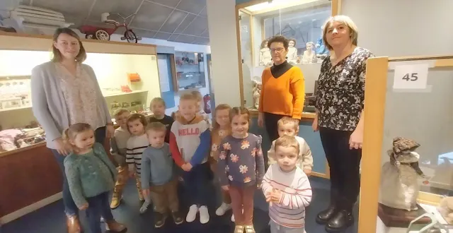 photo  des écoliers de maternelle semblaient passionnés par la découverte des jeux anciens. au centre, élisabeth corvée, enseignante, accompagnée de deux mamans, anaïs et mélanie.  &copy;  ouest-france 