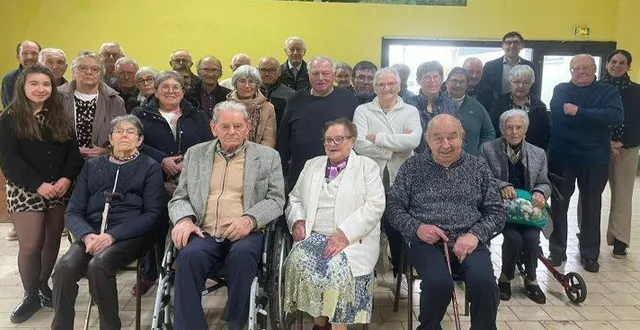 photo  nicolas chéré et magali vignais (au fond à droite) ont reçu les 35 convives du repas des aînés dimanche midi 16 novembre  &copy;  co 