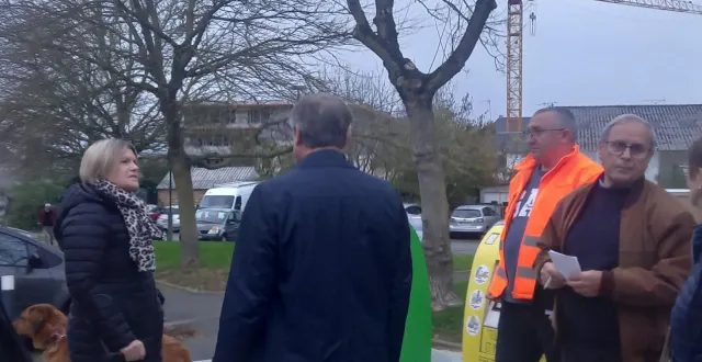 photo  des habitants expriment leurs doléances et discutent avec les élus en bas de l’avenue de rome.  &copy;  ouest-france 