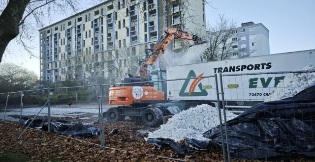photo  lundi, pelleteuse et camion étaient en place jusque tard dans la soirée pour évacuer les gravats du chantier précédent. « la démolition du bâtiment i doit débuter début décembre, indiquait sylvie morin, conseillère municipale en charge du logement. elle se fera sur le même principe de grignotage par la pince, utilisée lors des travaux de la rue emmanuel chabrier. » des démolitions toujours impressionnantes. à noter, plus de 90 % des matériaux sont recyclés lors de ces opérations.  &copy;  ouest-france 