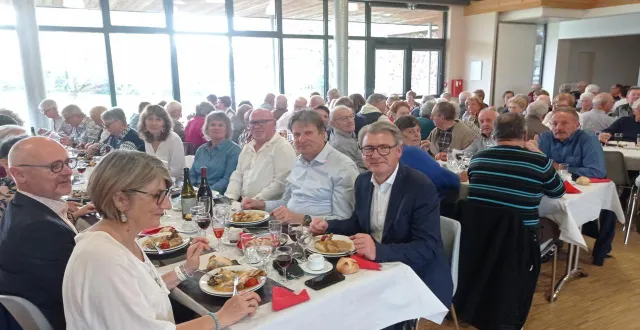 photo  laurent paris (au centre), maire, entouré de son équipe, se réjouit de ce moment de partage avec les seniors de la commune.  &copy;  ouest-france 