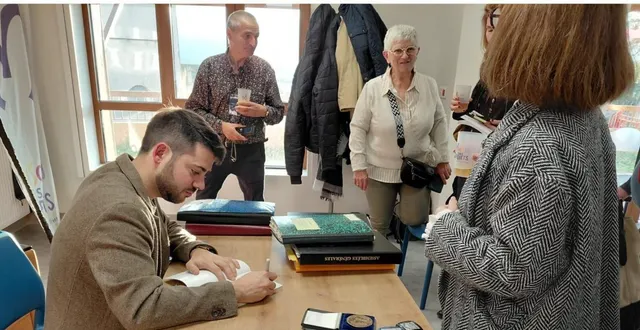 photo  samedi, lors des portes ouvertes du centre social, andréas chryssopoulos-boudet a dédicacé son livre sur l’histoire de la maison des projets.  &copy;  ouest-france 