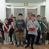 photo maël et martin (au centre) avec une partie de leurs camarades du conseil municipal des jeunes, et pascal normand, animateur, et frédérique laurent, adjointe en charge de l’enfance et la jeunesse.