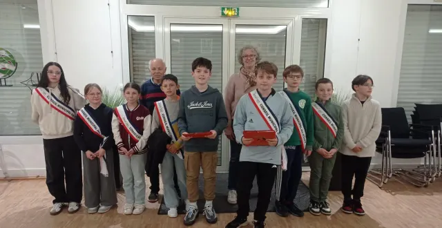 photo  maël et martin (au centre) avec une partie de leurs camarades du conseil municipal des jeunes, et pascal normand, animateur, et frédérique laurent, adjointe en charge de l’enfance et la jeunesse.  &copy;  ouest-france 