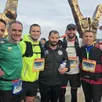 photo  grégory béatrix, mathieu guérin, julien camlann, yann corvaisier et son père pascal, tous vétérans de l’équipe 1 du cs-changé, ont tenté l’aventure marathonienne, dimanche dernier, à deauville. accompagnés de romain guilly, le 6e larron de la bande qui, lui, gérait toute l’intendance, ils ont tous bouclé la distance dans des temps honorables de 3 h 30 à 4 h 35. « on a mis le foot de côté depuis le début du mois août pour se préparer », précise julien camlann, « c’est une expérience entre copains, on a lancé le projet ensemble, on s’est entraîné ensemble, et on est parti tous ensemble avec femmes et enfants ». après une bonne récupération, les six amis vont retrouver le chemin du stade, pour revenir à leur premier amour, le football. 