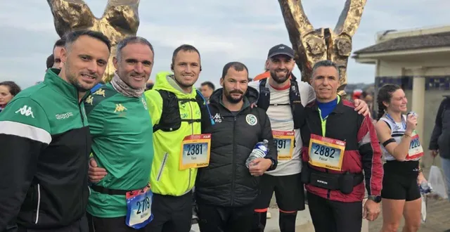 photo  grégory béatrix, mathieu guérin, julien camlann, yann corvaisier et son père pascal, tous vétérans de l’équipe 1 du cs-changé, ont tenté l’aventure marathonienne, dimanche dernier, à deauville. accompagnés de romain guilly, le 6e larron de la bande qui, lui, gérait toute l’intendance, ils ont tous bouclé la distance dans des temps honorables de 3 h 30 à 4 h 35. « on a mis le foot de côté depuis le début du mois août pour se préparer », précise julien camlann, « c’est une expérience entre copains, on a lancé le projet ensemble, on s’est entraîné ensemble, et on est parti tous ensemble avec femmes et enfants ». après une bonne récupération, les six amis vont retrouver le chemin du stade, pour revenir à leur premier amour, le football.  &copy;  ouest-france 
