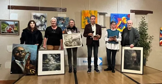 photo  gérard lecroix (au centre) a remis les prix aux artistes qui se sont distingués lors de cette édition 2025 de rout’arts à brain.  &copy;  co. 