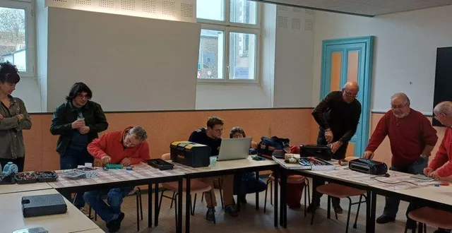 photo  le groupe de bénévoles est très actif ce matin-là, au repair café, où l’on répare des machines à coudre, grille-pain, balances…  &copy;  co 